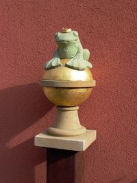 Froschk&ouml;nig aus Sandstein auf einer Kugel und Teilvergoldet