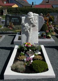 Rose aus Kalkstein als Grabstein oder Grabmalauf dem Friedhof in Eltmann