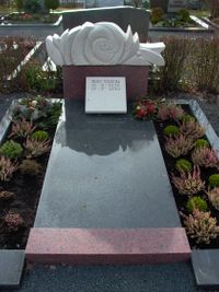 Grabanlage mit unterschiedlichen Materialien auf dem Friedhof Ebelbach