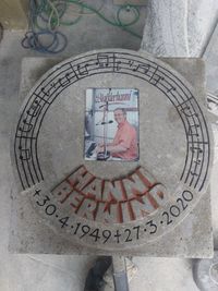 Urnenplatte aus Muschelkalk als Liegeplatte mit Musik und Porzelanbild auf dem Friedhof Eltmann