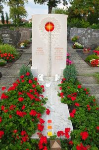 Grabstein mit Glasornament und Lebensbaum aus Kalkstein im Friedhof Knetzgau